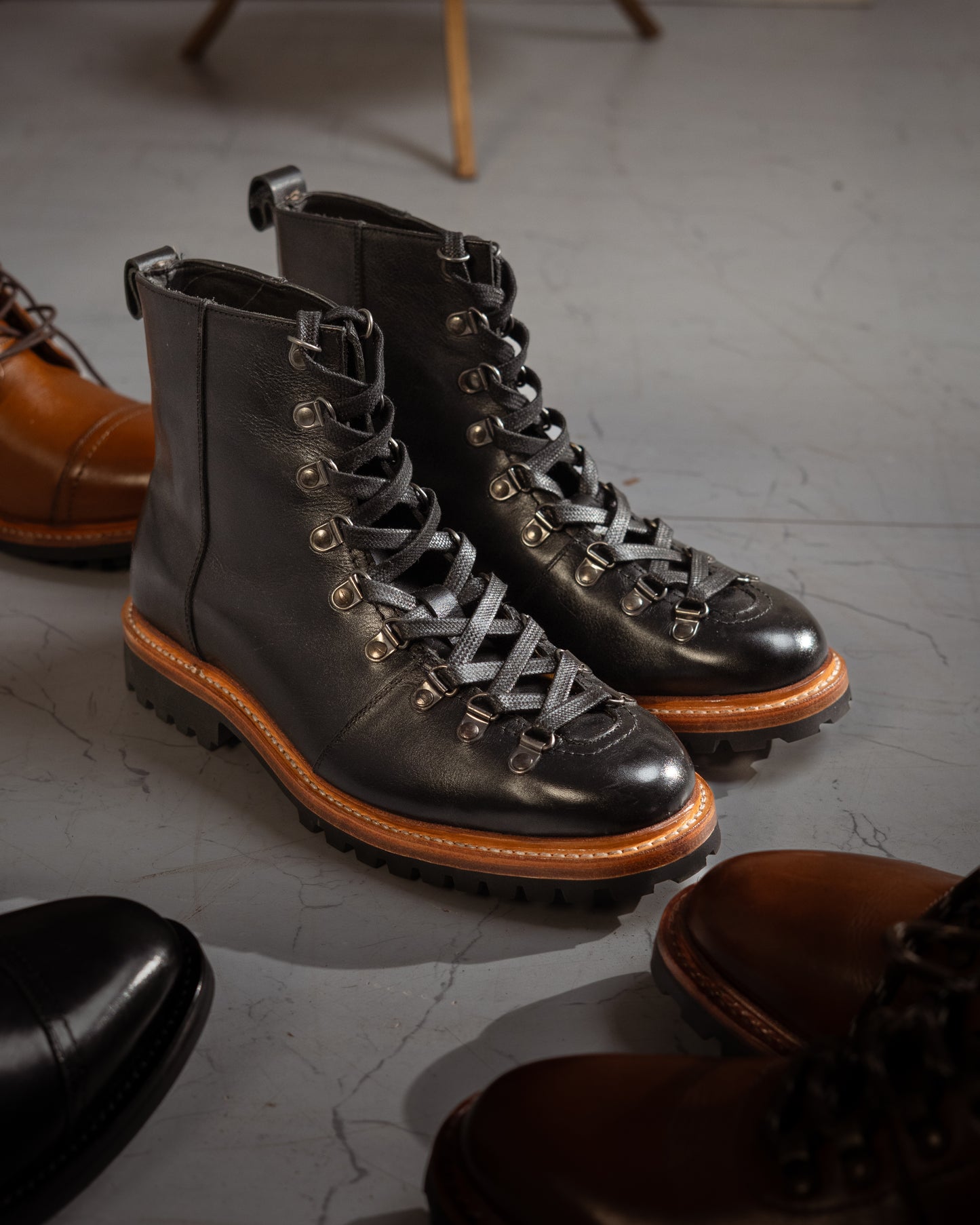 NINE EYELETS ANKLE LEATHER BOOT