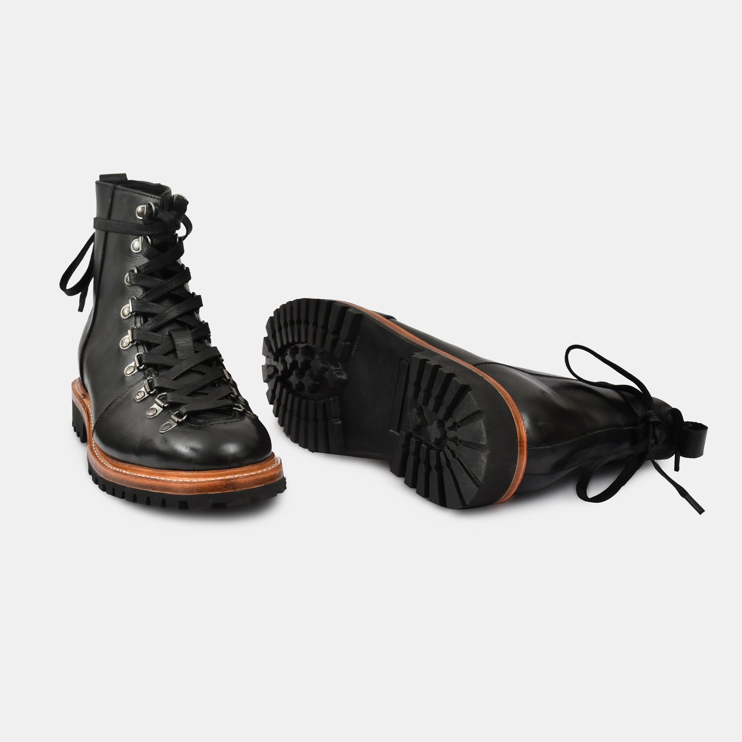 NINE EYELETS ANKLE  LEATHER BOOT