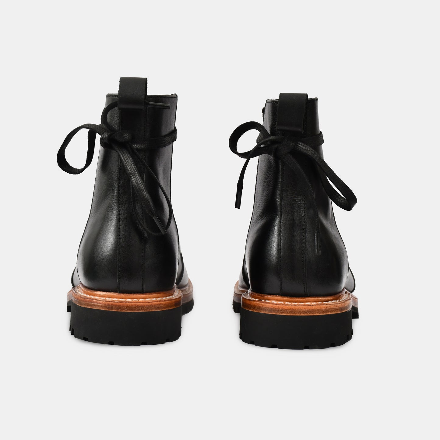 NINE EYELETS ANKLE  LEATHER BOOT