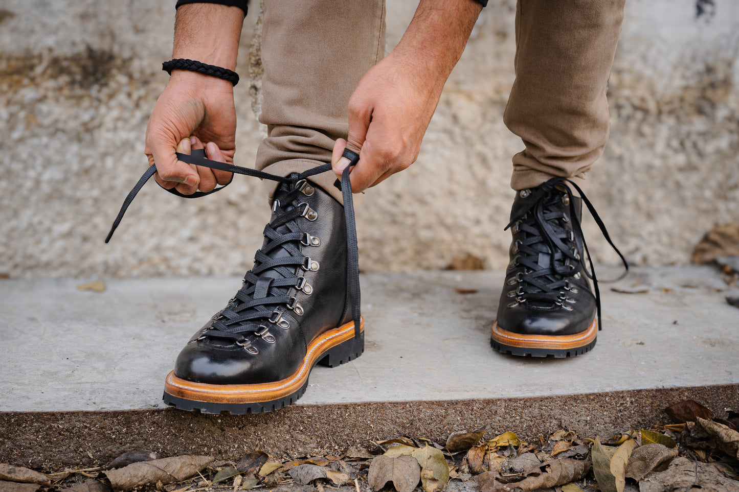 NINE EYELETS ANKLE BOOT